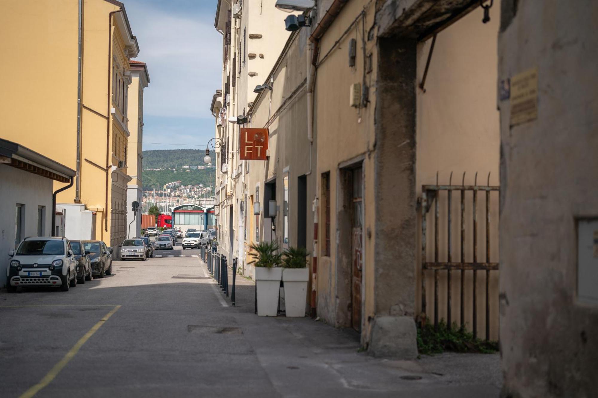 Elegante Appartamento In Marina Trieste Eksteriør bilde